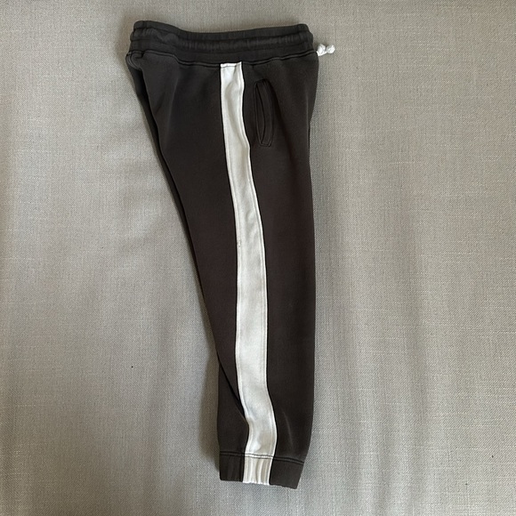 Rylee and Cru - Jogger pants in Charcoal with white stripe on sides - Picture 4 of 9